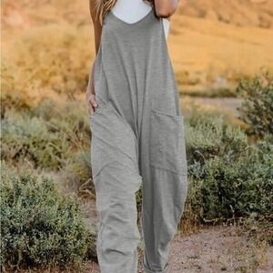 Double Take Full Size V-Neck‎ Sleeveless Jumpsuit with Pockets.  Size L